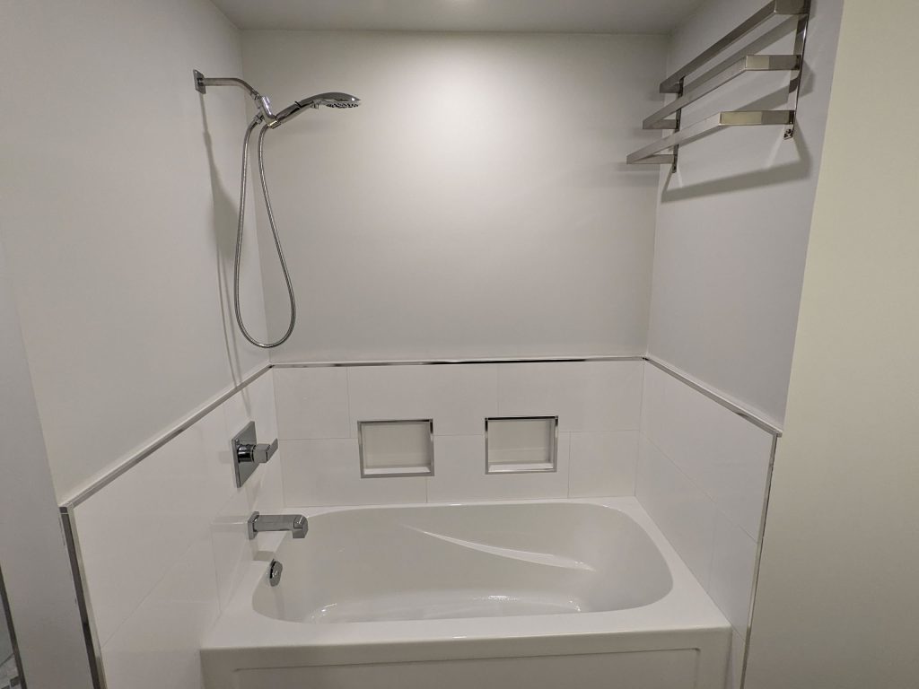 aurora-master-bathroom-002